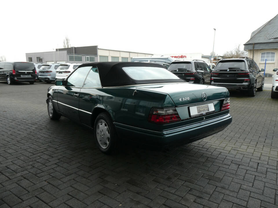 Image 6/20 de Mercedes-Benz E 320 (1994)