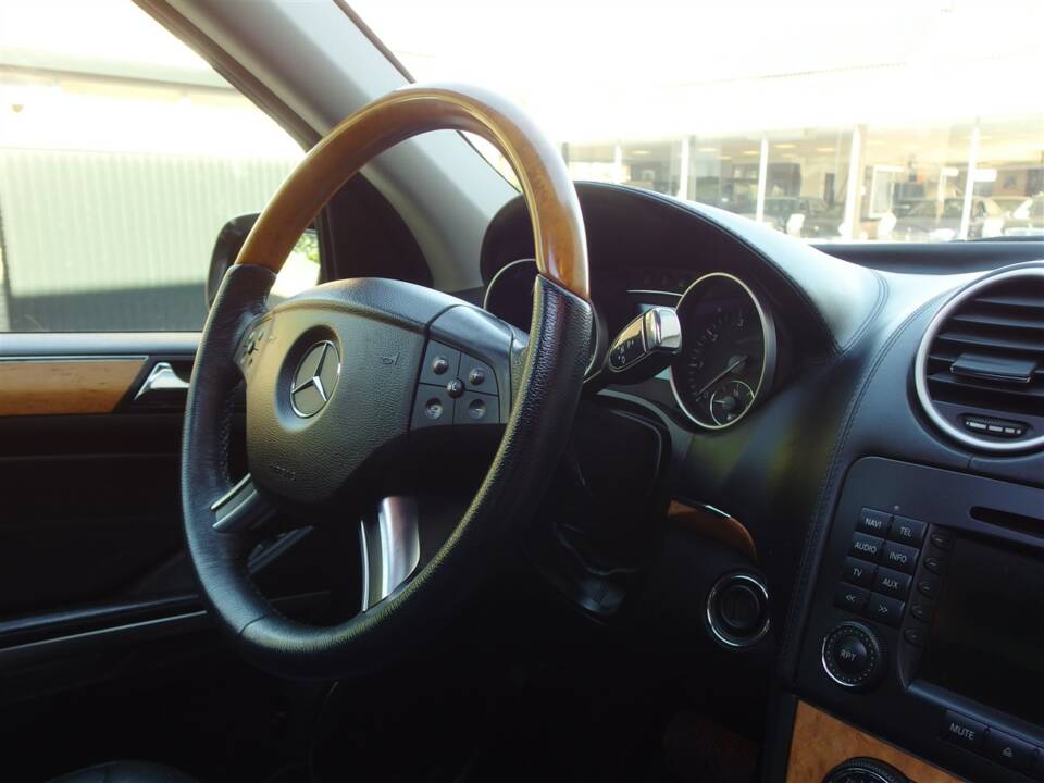 Image 63/100 of Mercedes-Benz GL 550 4MATIC (2008)