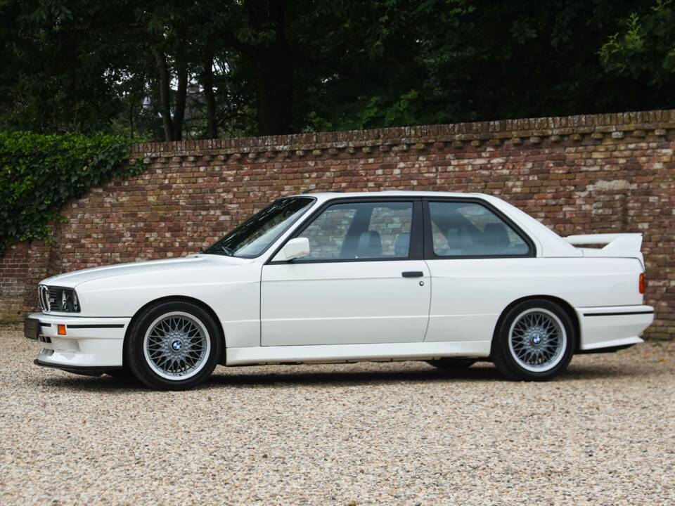 Image 21/50 of BMW M3 (1990)
