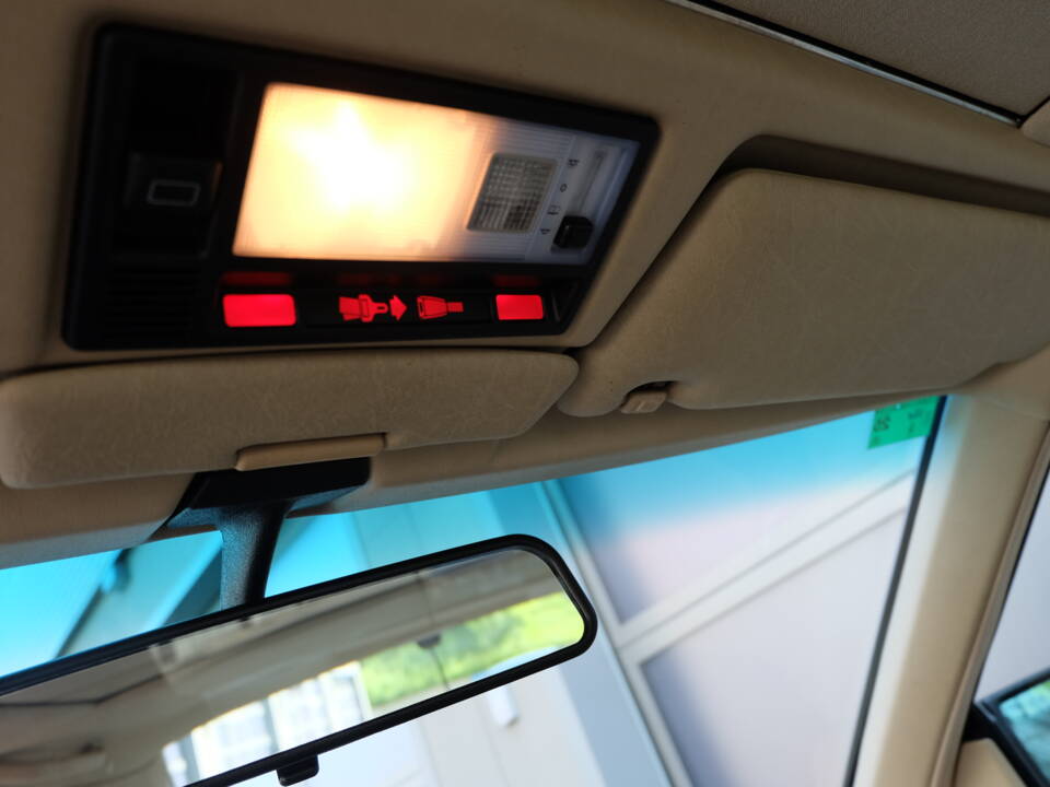 Image 25/63 of Mercedes-Benz 300 CE (1991)