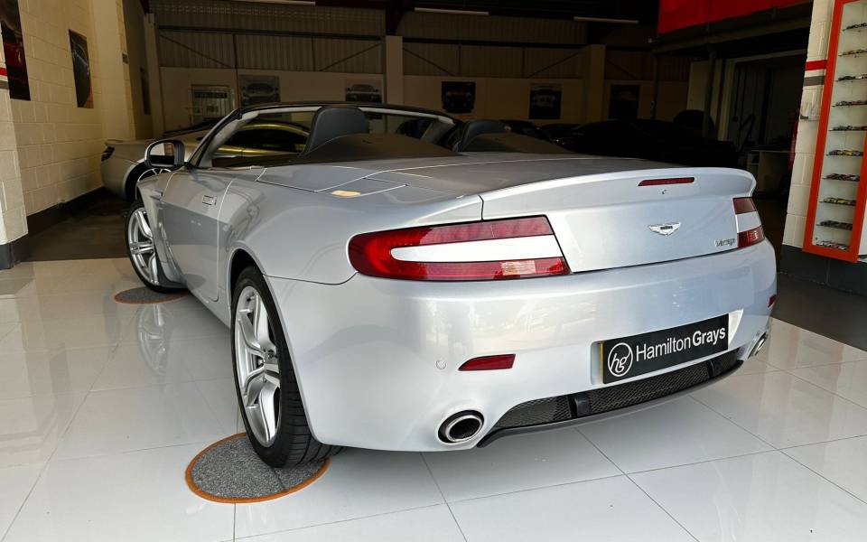 Imagen 2/50 de Aston Martin V8 Vantage (2011)