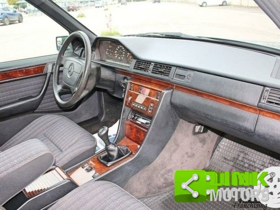 Bild 8/10 von Mercedes-Benz E 200 (1994)