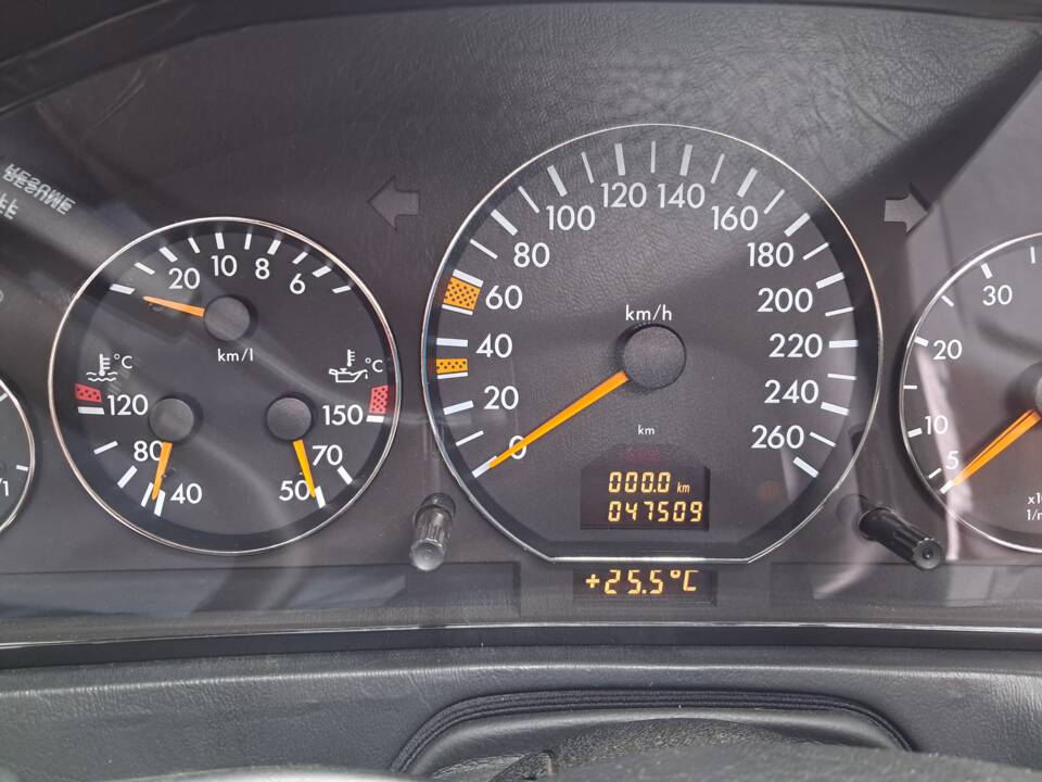 Image 18/50 of Mercedes-Benz SL 320 (1998)