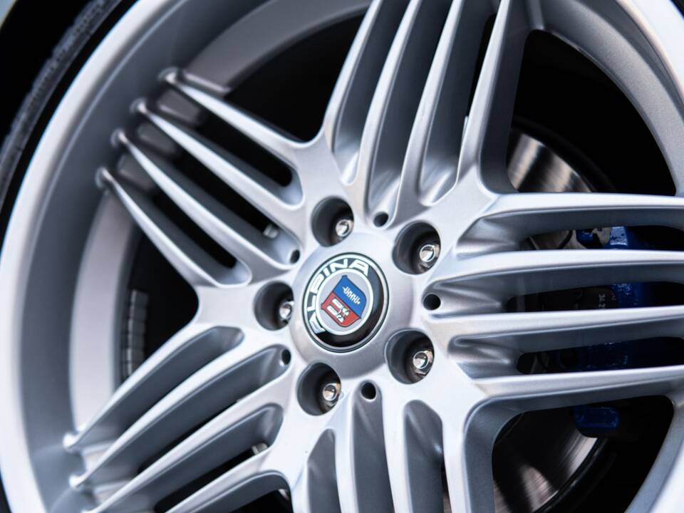 Image 20/32 of BMW Z8 (2001)