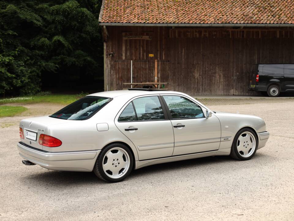 Image 4/98 de Mercedes-Benz E 50 AMG (1996)
