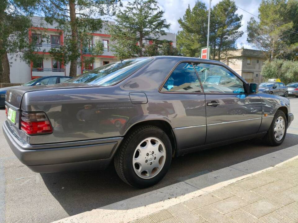 Image 4/35 of Mercedes-Benz E 200 (1995)