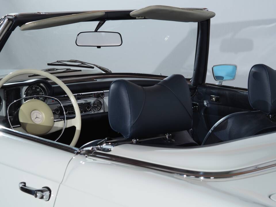 Afbeelding 21/57 van Mercedes-Benz 280 SL (1969)