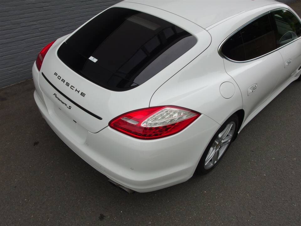 Image 15/98 of Porsche Panamera S (2010)