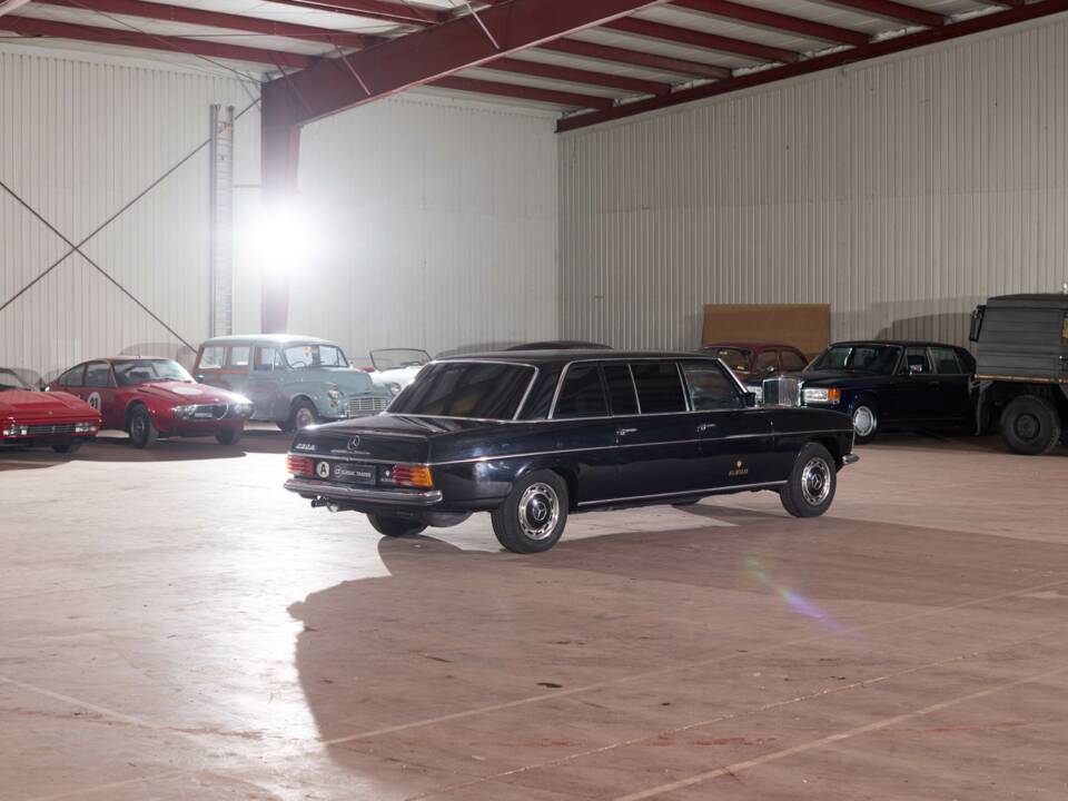 Image 8/64 of Mercedes-Benz 230/6 LWB (1976)