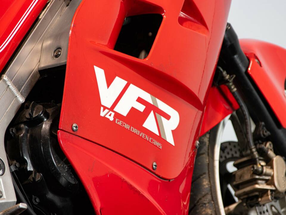 Bild 33/50 von Honda VFR 750R RC 30 (1988)