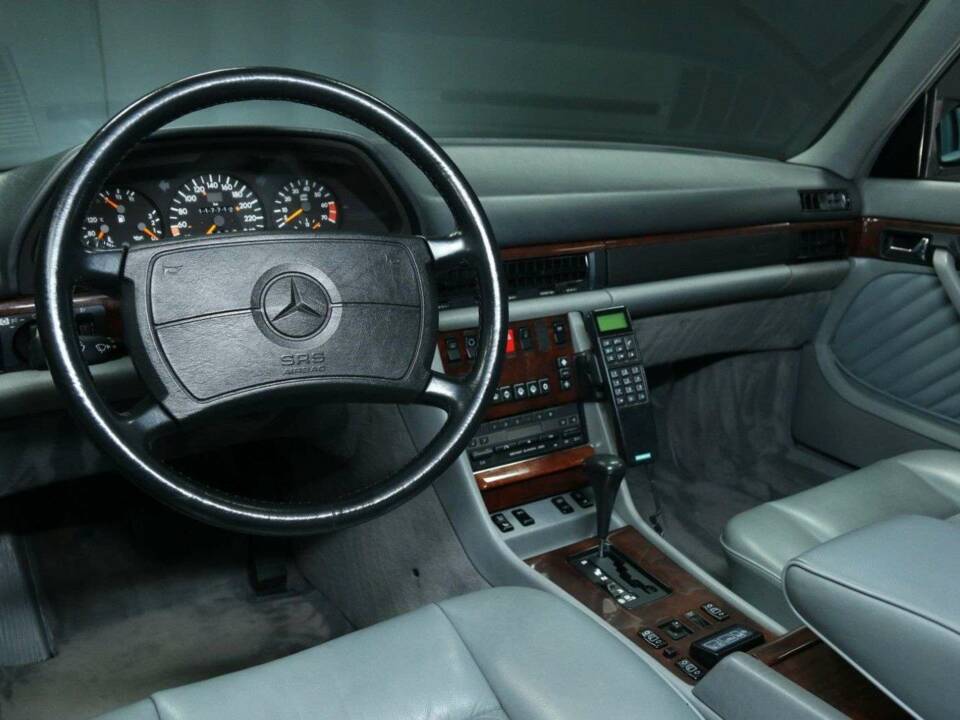 Image 13/30 of Mercedes-Benz 560 SEL (1989)