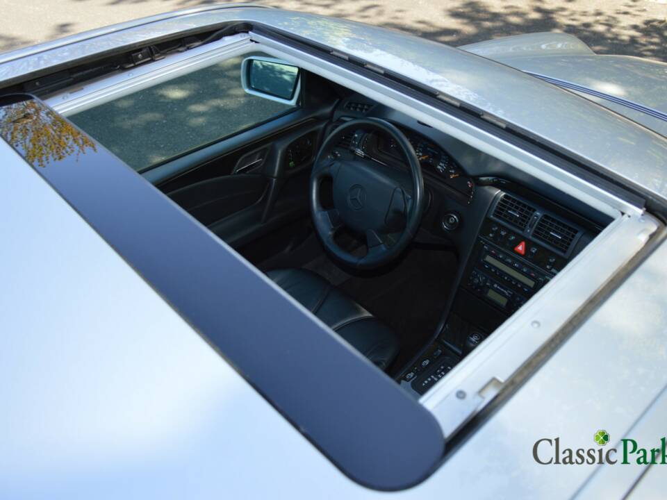 Image 13/50 de Mercedes-Benz E 50 AMG (1996)