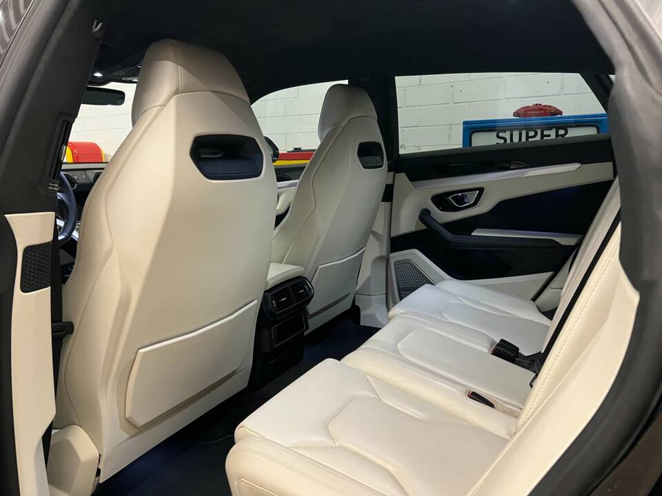 Image 13/18 of Lamborghini Urus (2019)