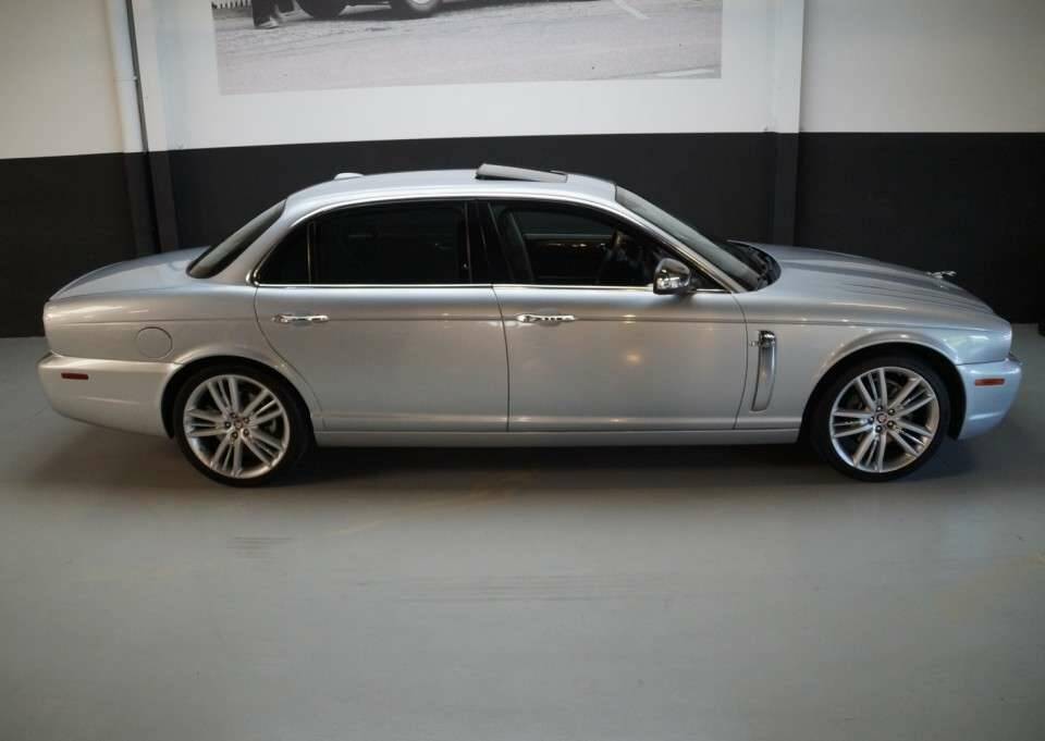 Image 25/50 of Jaguar XJ 8 4.2 (2007)