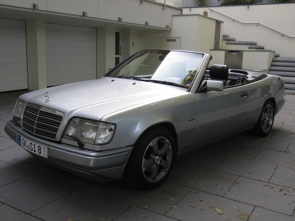 Image 30/39 of Mercedes-Benz E 200 (1996)