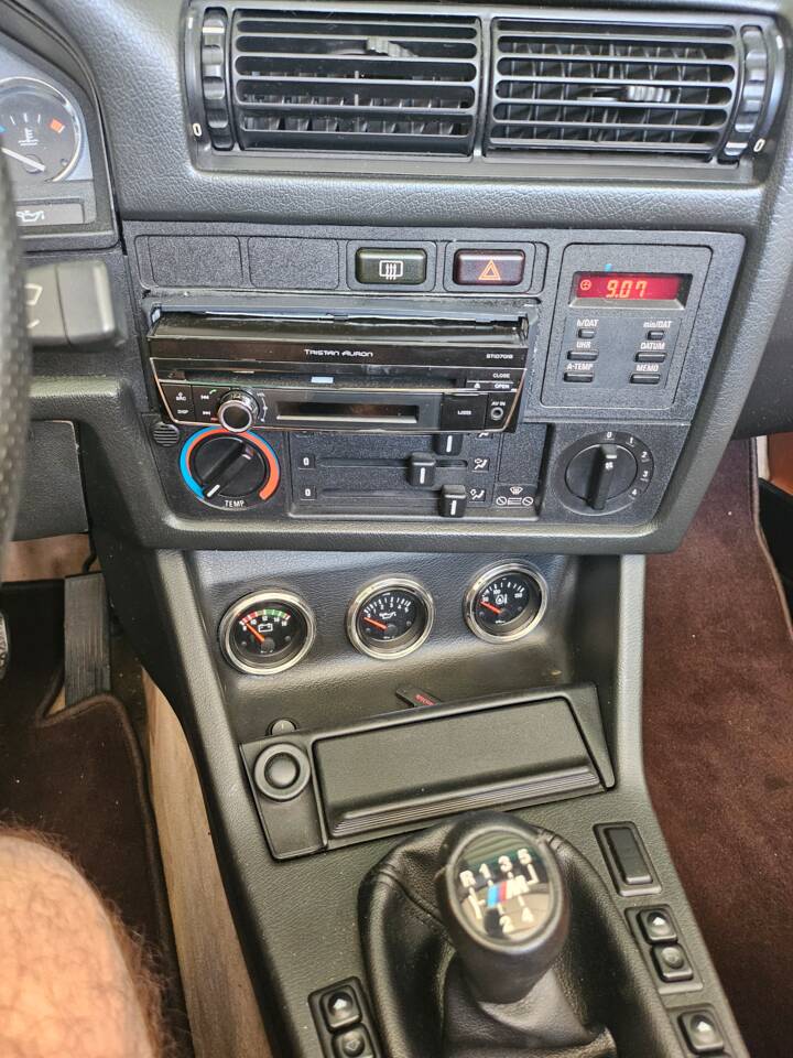 Immagine 48/67 di BMW 320i (1990)