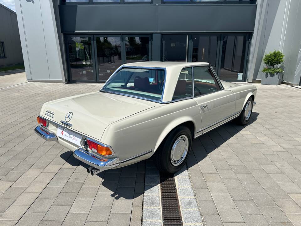 Image 29/30 of Mercedes-Benz 280 SL (1970)