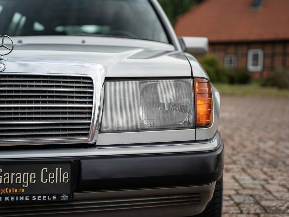 Imagen 4/72 de Mercedes-Benz 250 TD (1991)
