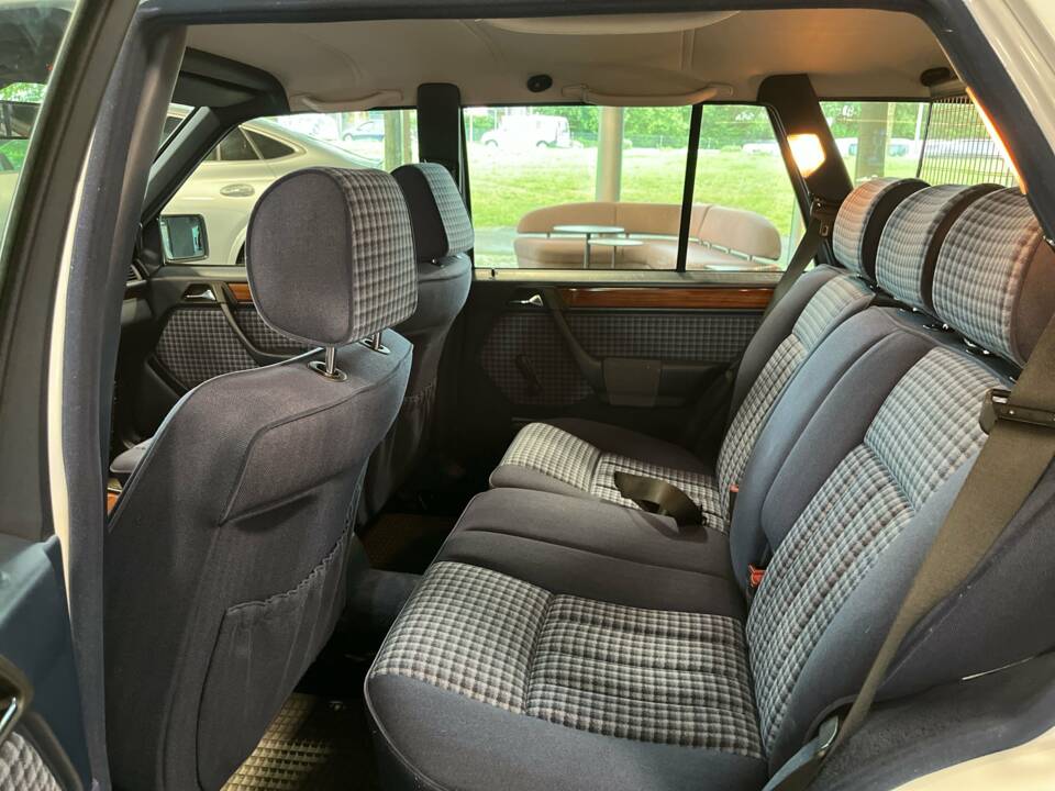 Imagen 6/22 de Mercedes-Benz 220 TE (1993)