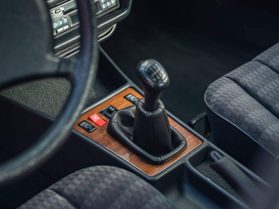 Immagine 26/73 di Mercedes-Benz 190 D 2.5 (1990)