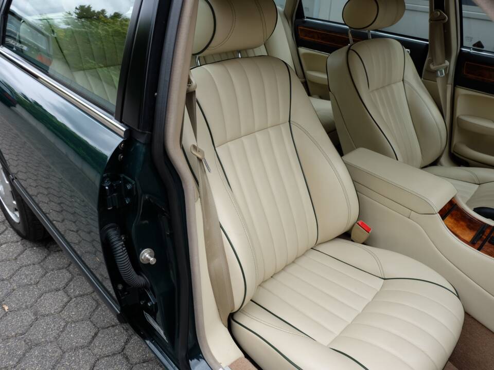 Image 30/77 de Jaguar XJ 40 (XJ-R) (1993)