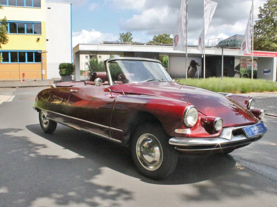 Image 2/21 de Citroën DS 19 Chapron (1961)