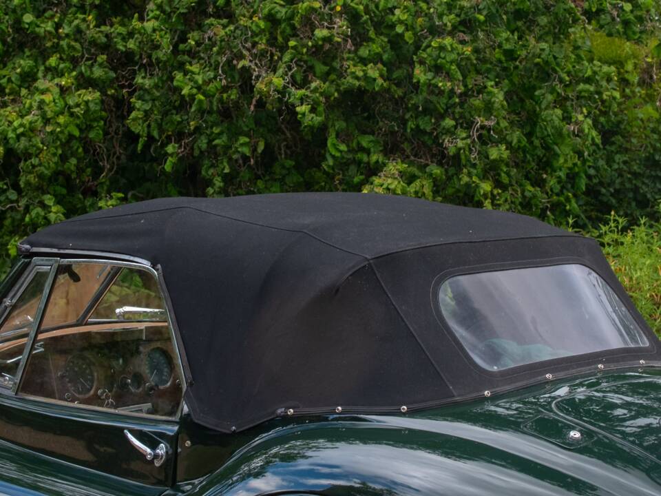 Image 36/46 of Jaguar XK 120 DHC (1954)