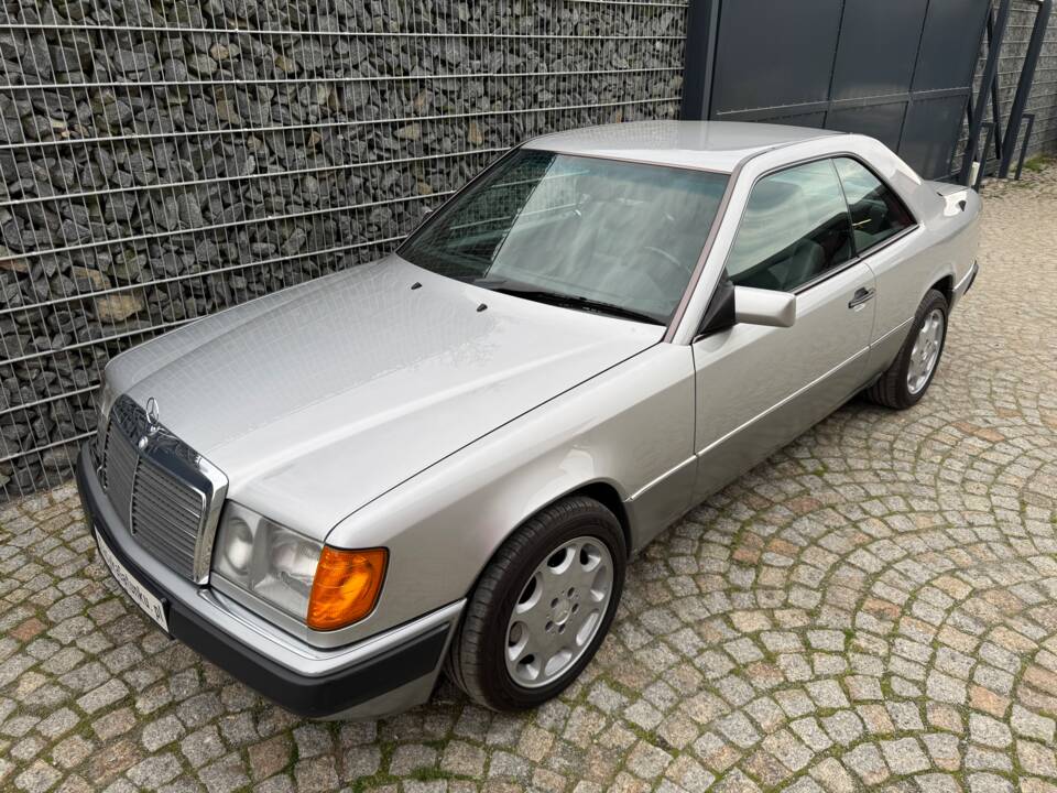 Imagen 100/100 de Mercedes-Benz 300 CE (1992)