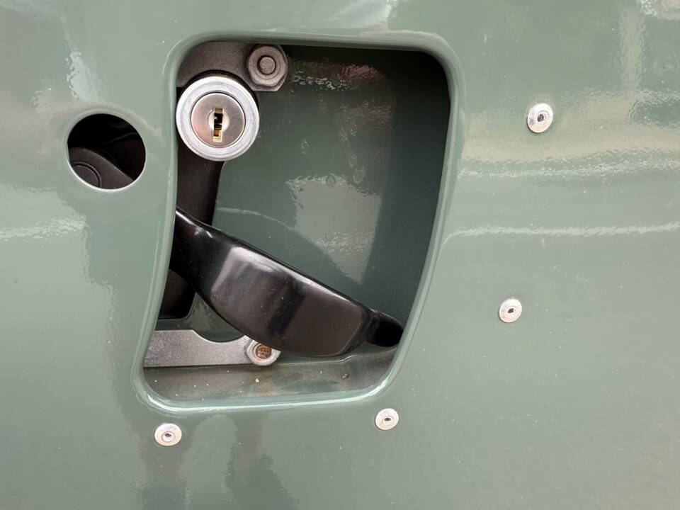 Bild 35/37 von Land Rover 90 (1987)