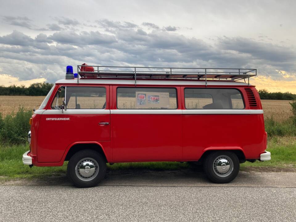 Image 10/25 of Volkswagen T2b minibus (1976)