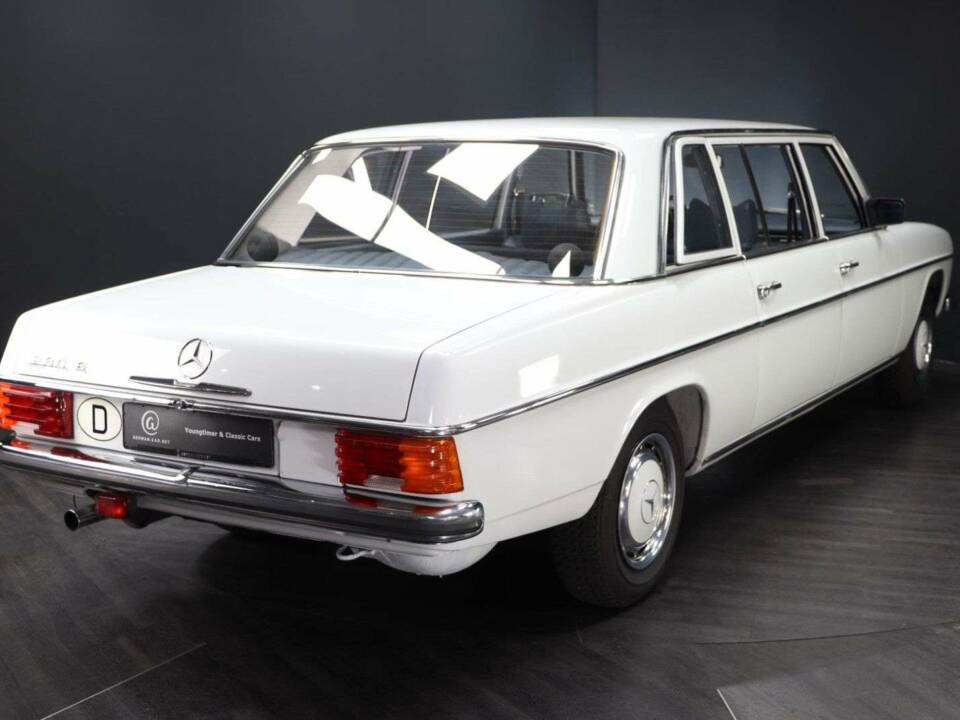 Immagine 2/30 di Mercedes-Benz 230 lang (1973)