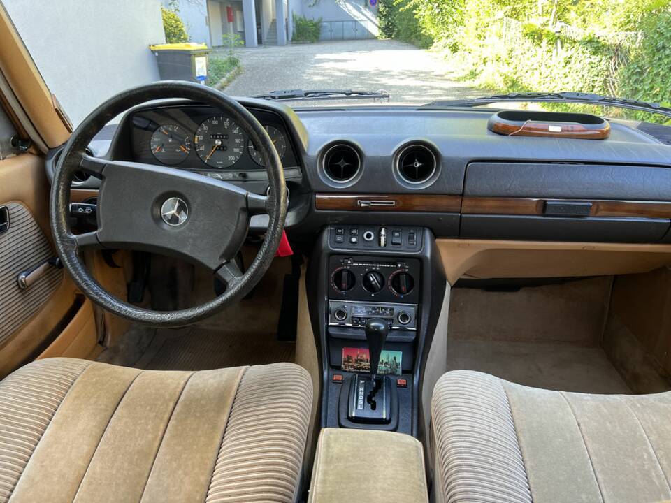 Image 2/8 of Mercedes-Benz 300 TD (1980)