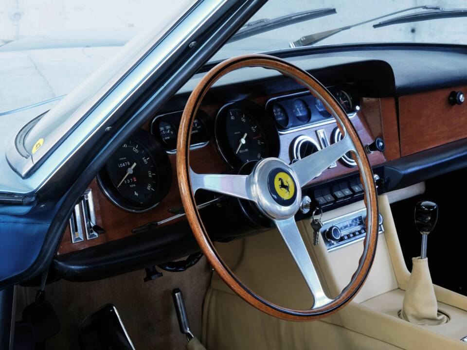 Image 21/50 of Ferrari 330 GT 2+2 (1964)