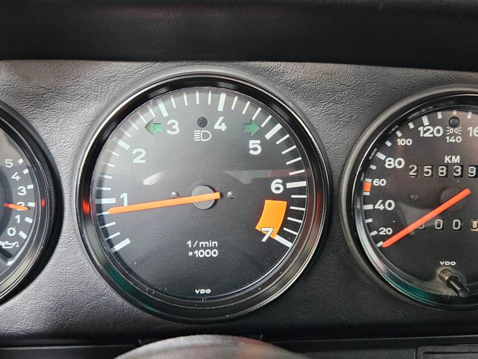Immagine 31/37 di Porsche 911 Carrera 3.2 (1985)