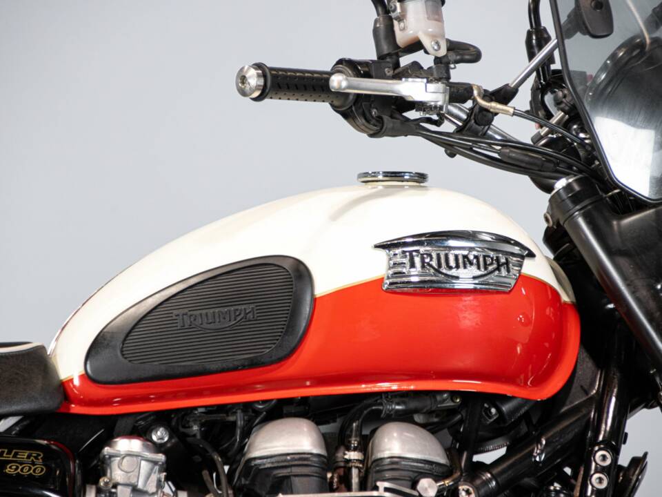 Image 35/50 of Triumph DUMMY (2014)
