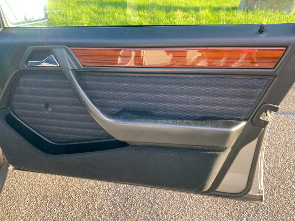 Immagine 15/19 di Mercedes-Benz E 200 (1993)