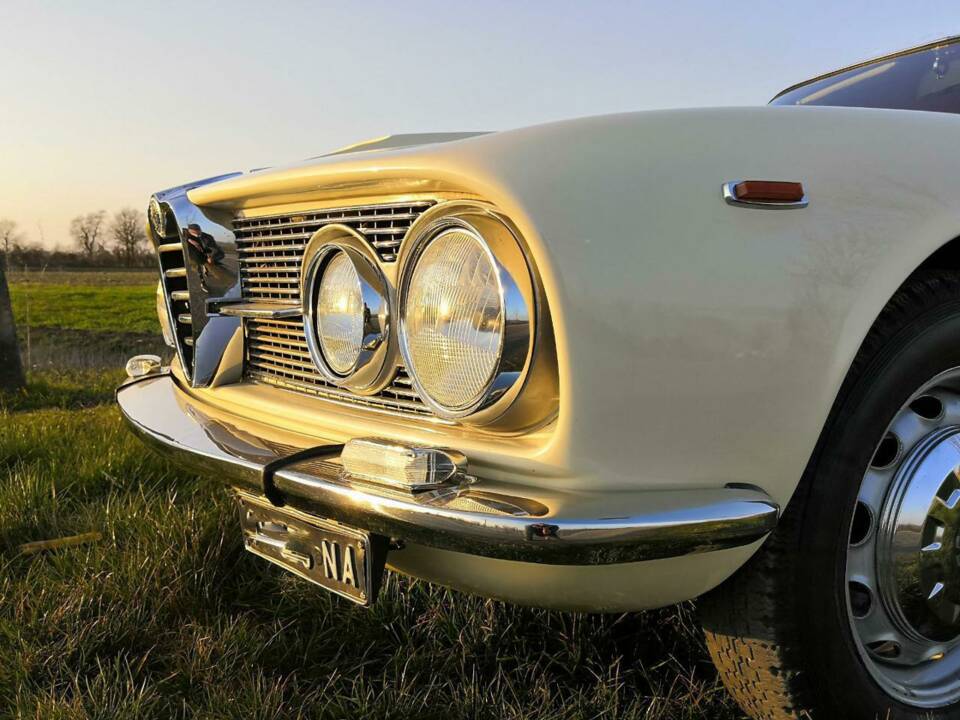 Image 13/29 of Alfa Romeo 2600 Sprint (1966)