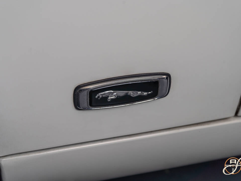 Image 21/22 of Jaguar XJ 12 (1986)