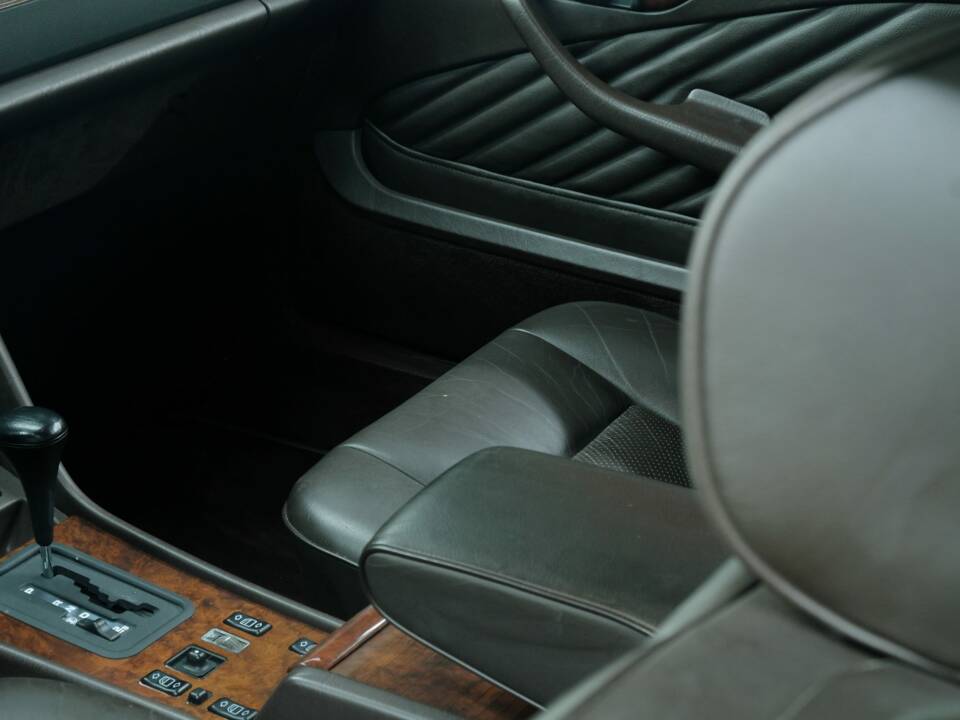 Image 45/50 of Mercedes-Benz 420 SEC (1989)
