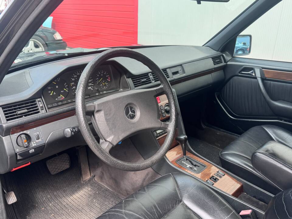 Image 17/29 of Mercedes-Benz 300 TE (1989)