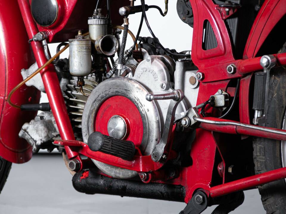 Image 33/50 de Moto Guzzi 250 SS (1950)