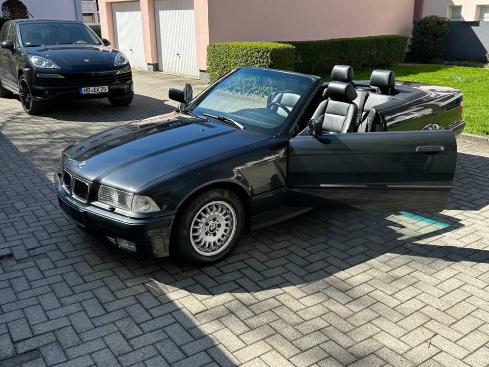 Immagine 11/11 di BMW 325i (1993)