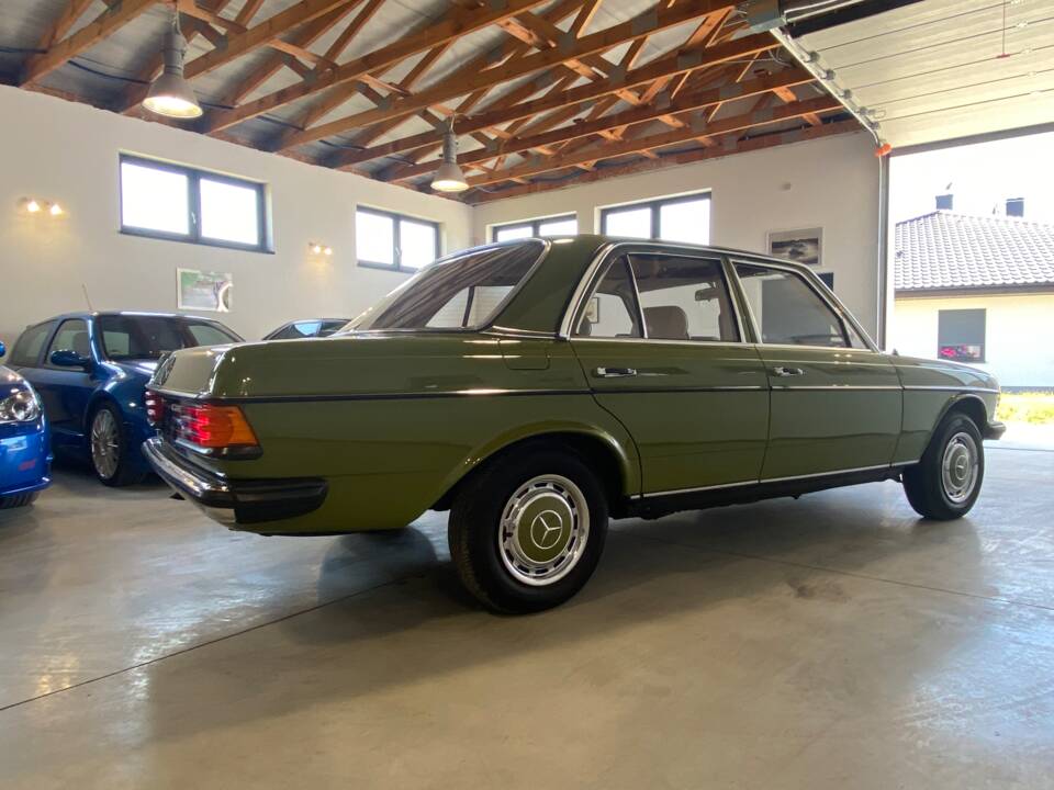 Immagine 4/91 di Mercedes-Benz 240 D (1981)