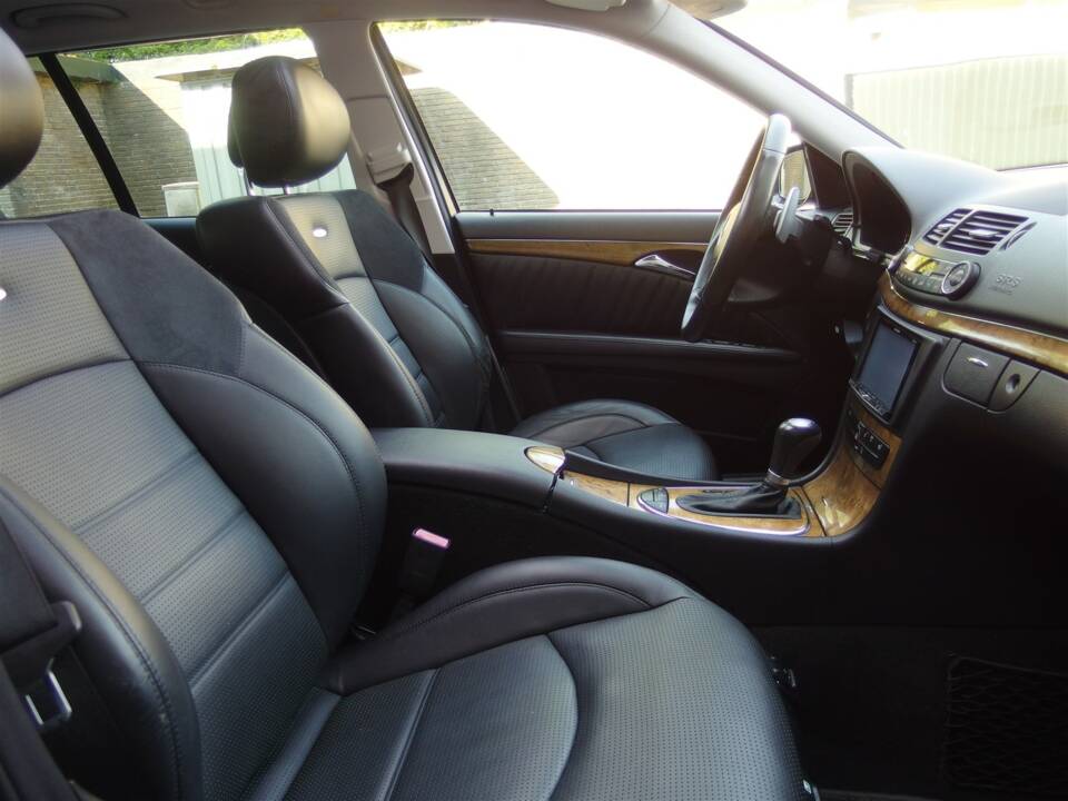 Image 39/98 of Mercedes-Benz E 63 AMG T (2008)