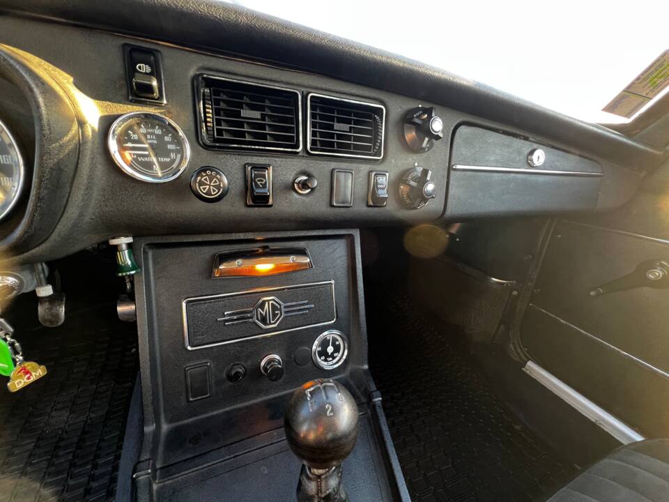 Image 33/50 of MG MGB GT (1972)