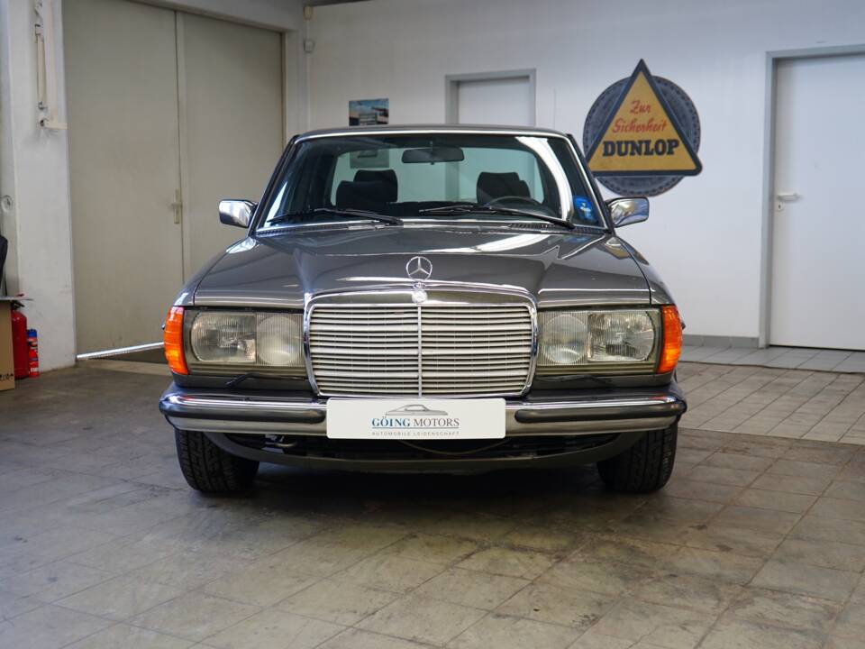 Image 5/36 de Mercedes-Benz 280 E (1982)