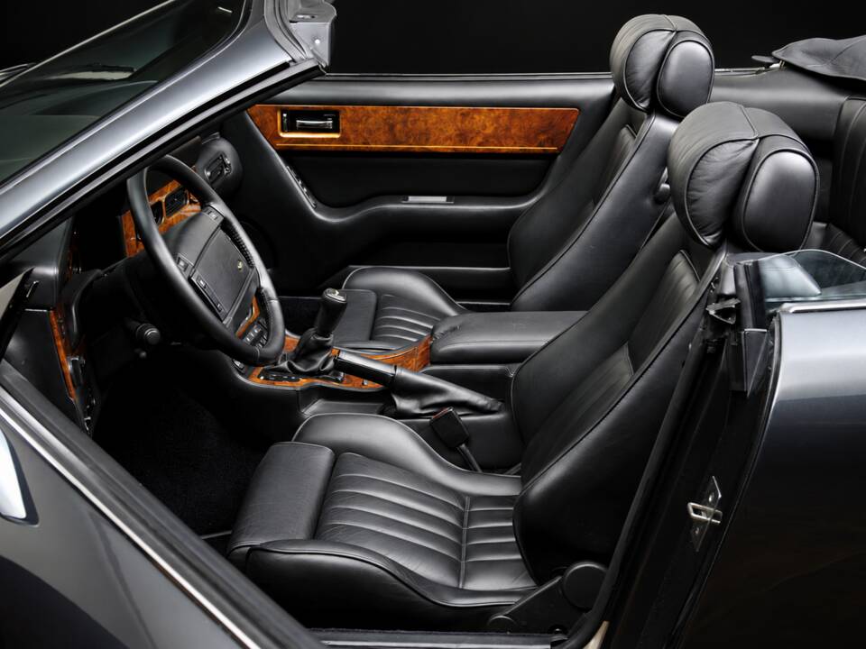 Immagine 6/17 di Aston Martin Virage Volante (1994)