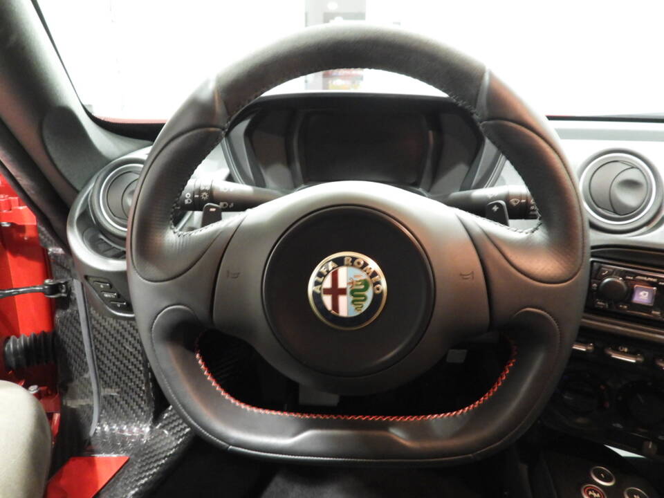 Image 6/15 of Alfa Romeo 4C (2017)