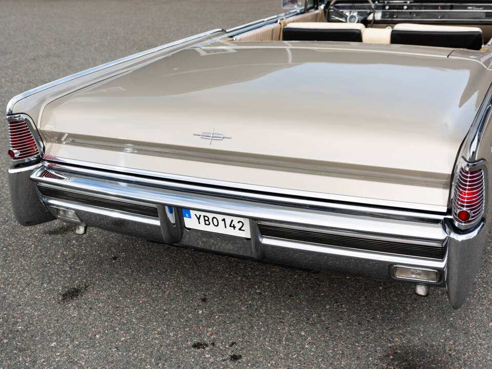 Image 16/135 of Lincoln Continental Convertible (1965)