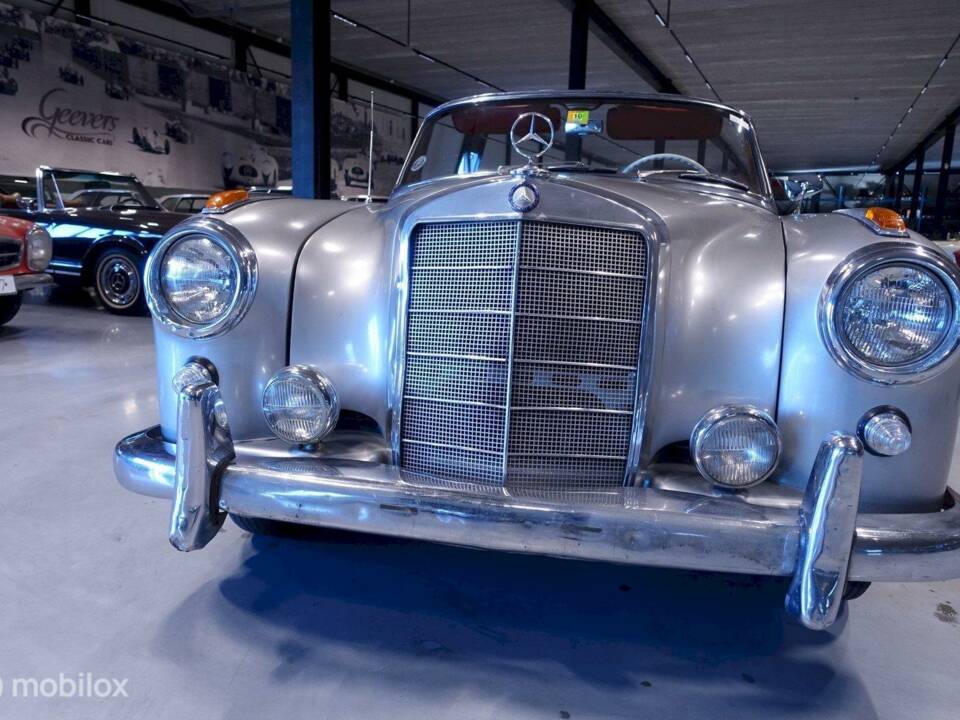 Image 4/12 de Mercedes-Benz 220 S Cabriolet (1959)